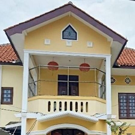 Kost 48 Surabaya Hotel Exterior photo